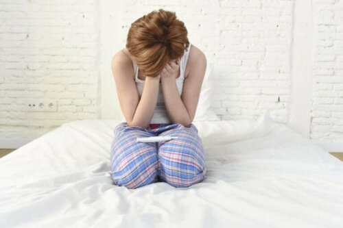 Une femme triste sur son lit