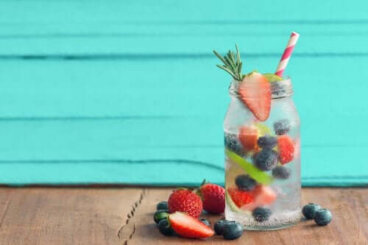 Infusions fruitées froides à savourer en été
