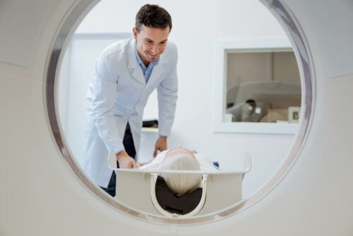 Un médecin qui examine un patient par IRM pour traiter son sarcome