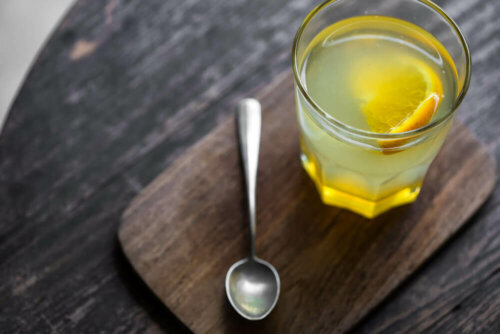 Un verre d'eau avec du jus de citron pour prendre soin de votre santé intestinale
