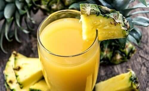 Parmi les boissons aux fruits pour l'été, on trouve le jus d'ananas