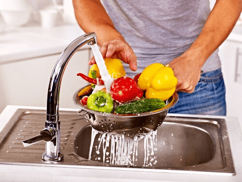 Laver les fruits et les légumes avant de les manger