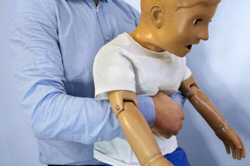 Manœuvre de Heimlich en cas d'étouffement chez les enfants.