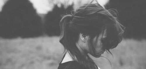 Une femme tentant de se pardonner à elle-même