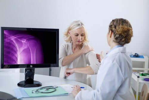 Une patiente souffrant de fibromyalgie et sa médecin