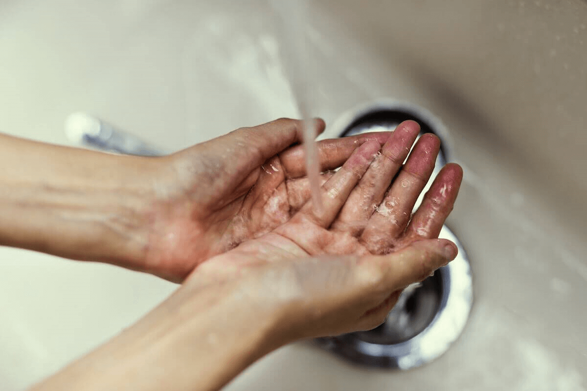 Une personne qui se lave les mains pour éliminer les germes
