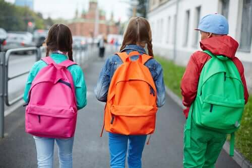 Des enfants portant des sacs d'école