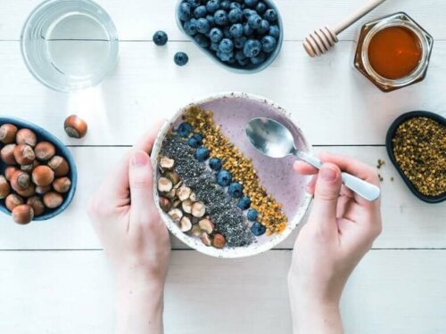Un smoothie bowl aux mûres et au muesli