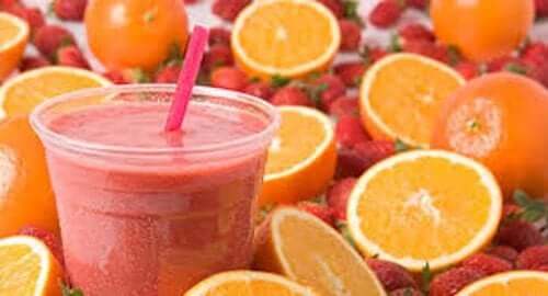 Un smoothie à l'orange, une des délicieuses boissons aux fruits pour l'été