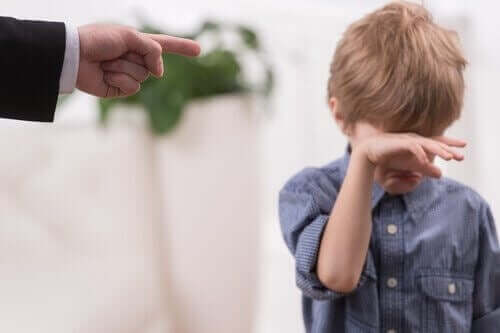 Un parent gronde son enfant qui pleure.
