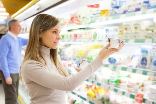 Une femme achetant au supermarché : régime végétarien