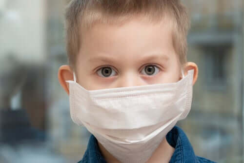 Un enfant avec un masque qui le protège du COVID-19