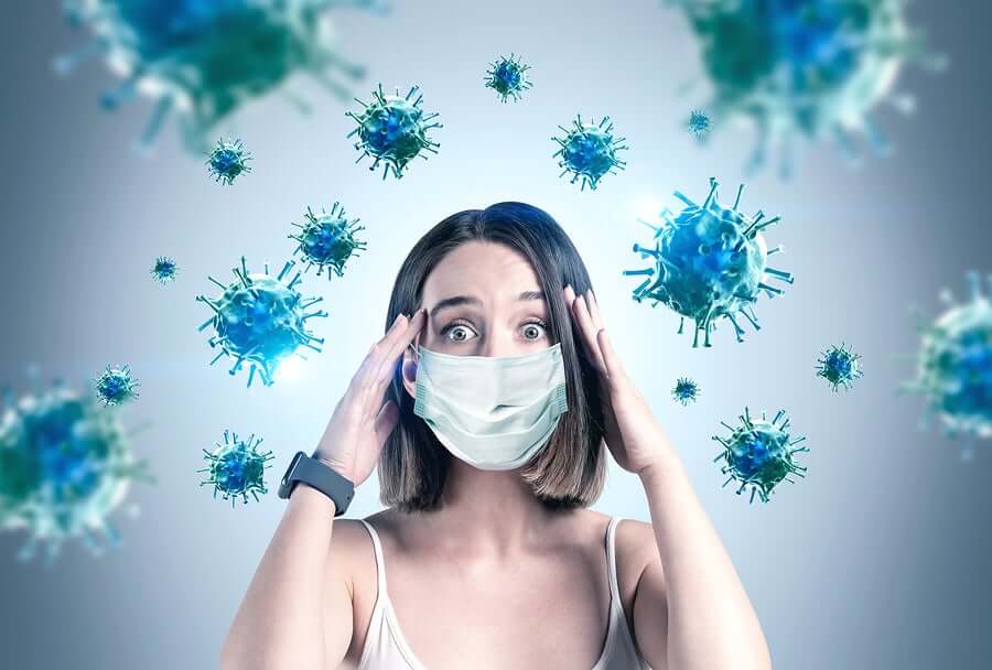 Une femme entourée de virus pendant la pandémie