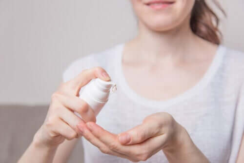 Application de gel assainissant pour les mains face à la pénurie de gel désinfectant