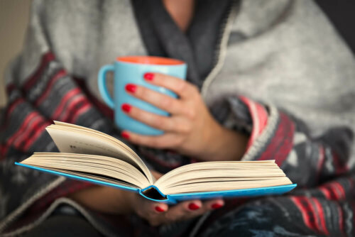 Une femme en train de lire un livre pendant la quarantaine