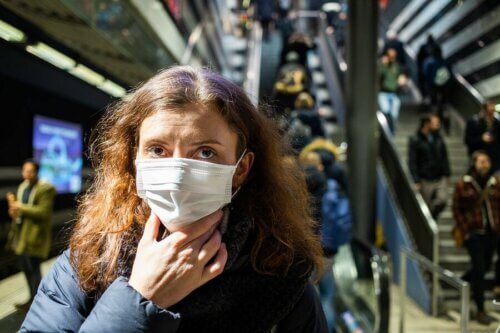 Une femme portant un masque de protection sur son visage