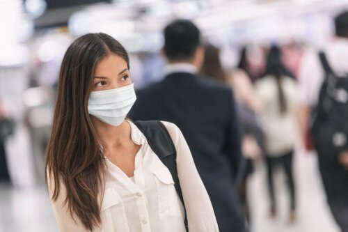 Une femme qui porte un masque de protection contre les virus