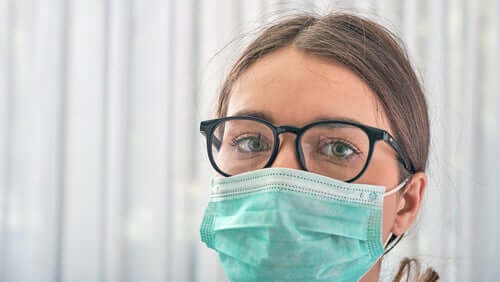 Il faut porter un masque mais aussi se protéger les yeux, car la conjonctivite serait un nouveau symptôme du coronavirus