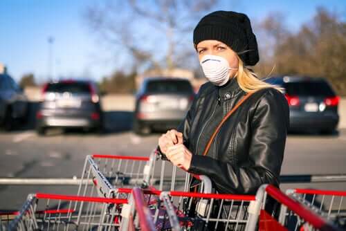 Une femme faisant ses courses en portant un masque