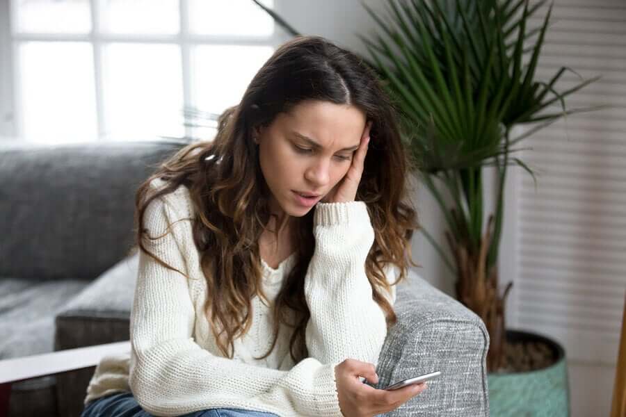 Une femme ayant peur du coronavirus cherchant les dernières actualités autour de la pandémie