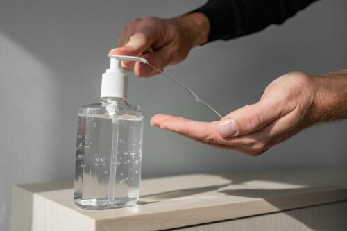 Application de gel désinfectant sur les mains
