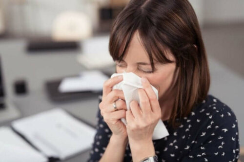 Un des symptômes du coronavirus est le nez qui coule