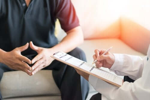 Un homme en consultation médicale pour traiter le syndrome de la maladie post-orgasmique