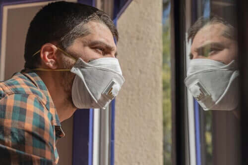 Un homme qui a peur du coronavirus