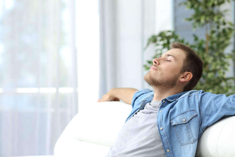 Un homme se détend grâce à des techniques de relaxatio