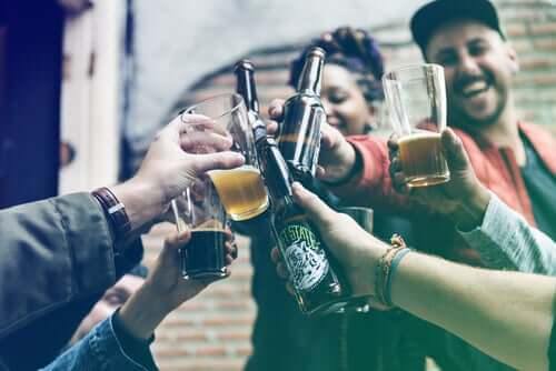 Prendre de l'ibuprofène avant de boire de l'alcool ne permet pas d'éviter la gueule de bois