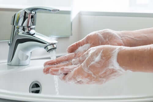 Le lavage des mains fait partie des mesures préventives à adopter contre le COVID-19