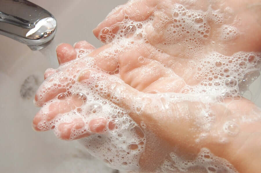 Des mains couvertes de savon