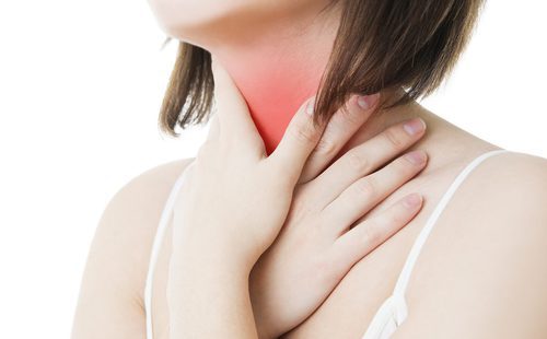 Une femme souffrant d'odynophagie