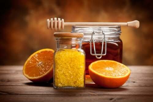 Un pot de confiture d'agrumes à l'orange