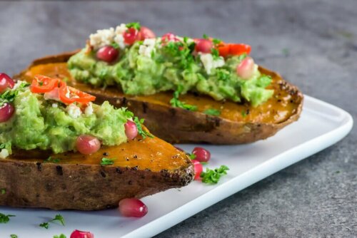 Patates douces farcies aux petits pois et à l'avocat