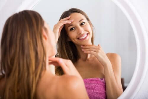 Une femme devant son miroir qui vient de se démaquiller