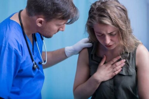 Une femme examinée car elle souffre d'asbestose
