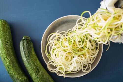 Préparer des spaghettis aux courgettes et aux carottes