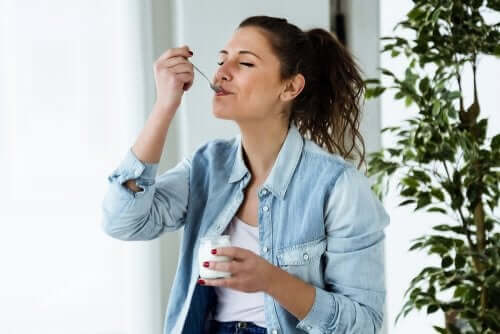 Une femme mangeant du yaourt sain