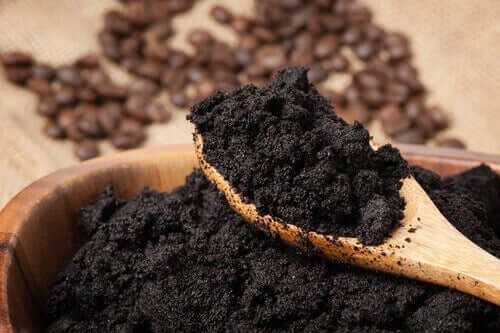 Le marc de café fait partie des matériaux réutilisables