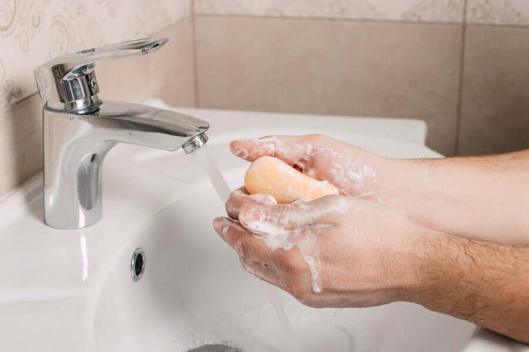 Le savon, l'ennemi du coronavirus