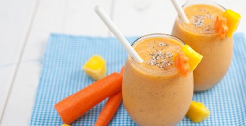 Un verre de smoothie au chou-fleur et à la carotte
