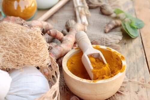 Préparer un masque au curcuma contre l'acné