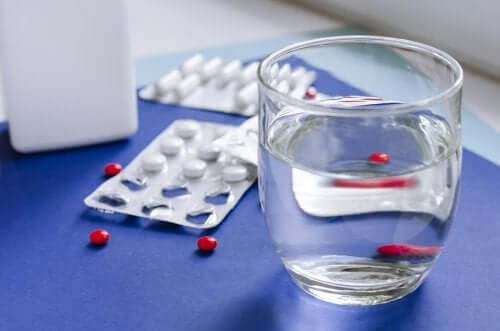 Un verre d'eau et des médicaments
