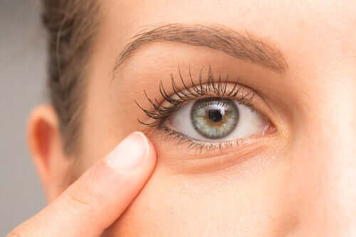 Il est important de bien se démaquiller les yeux