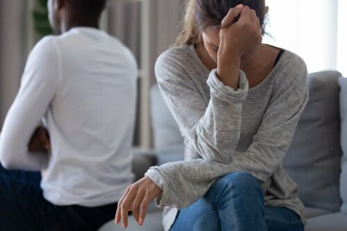 Un couple fâché à cause de micro-infidélités