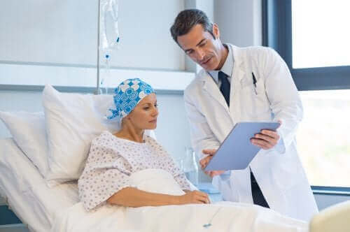 Un médecin présentant à une patiente atteinte de cancer les différents types de chimiothérapie
