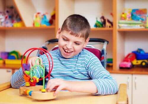 Un enfant autiste qui joue pendant la quarantaine