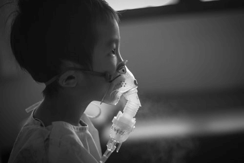 Un enfant souffrant de la pneumonie avec un respirateur