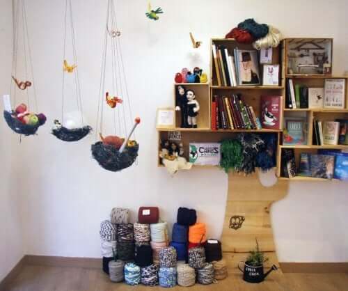 Des étagères en forme d'arbre dans l'espace d'étude des enfants